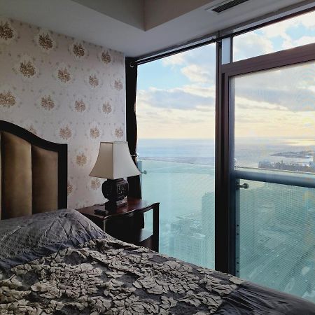 Two Bd Cn Tower And Lake Ontario View Toronto Extérieur photo
