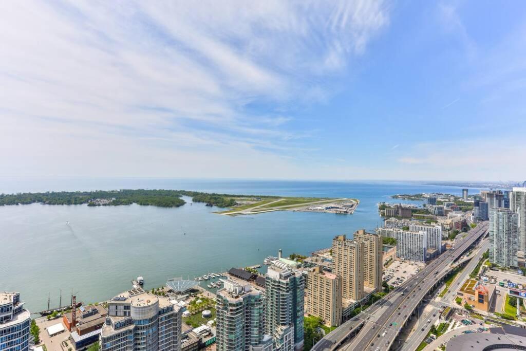 Two Bd Cn Tower And Lake Ontario View Toronto Extérieur photo
