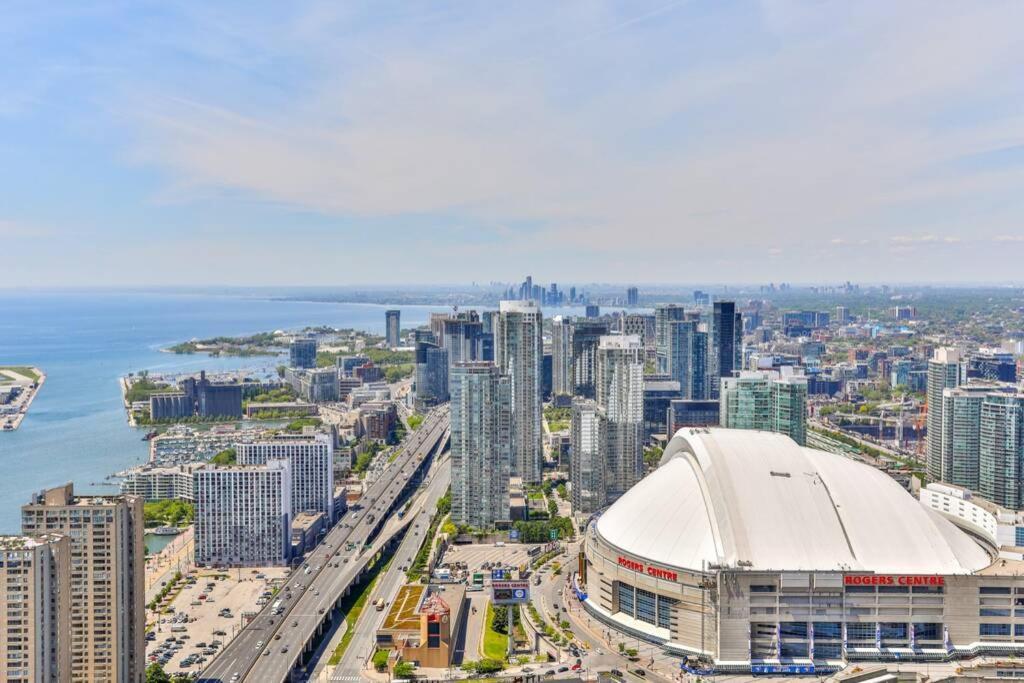 Two Bd Cn Tower And Lake Ontario View Toronto Extérieur photo