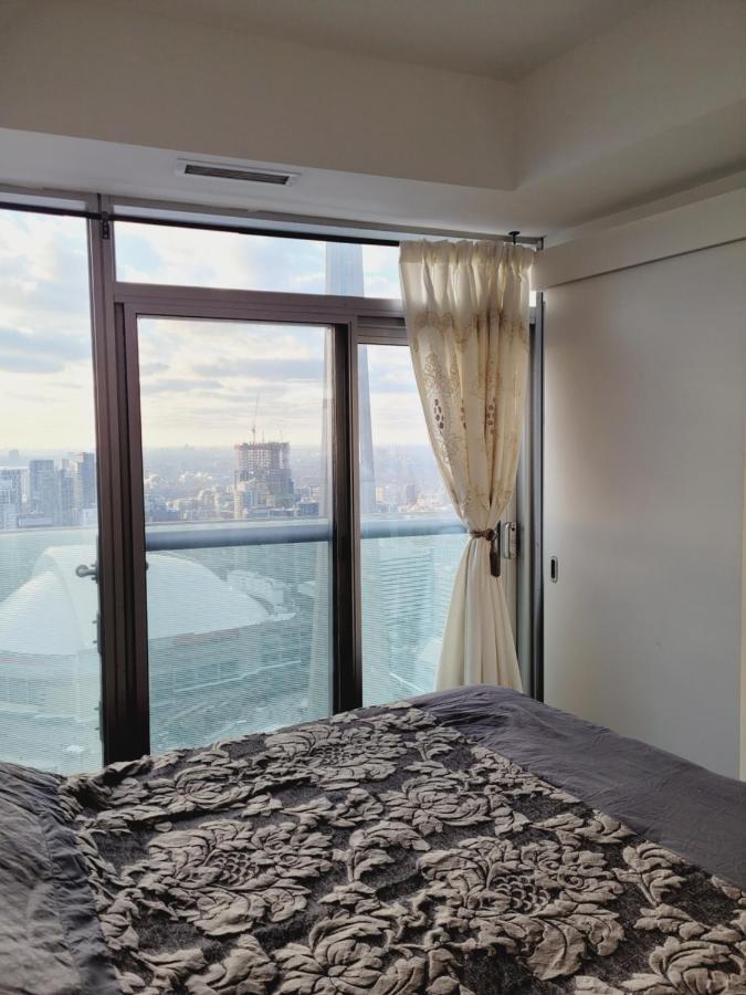 Two Bd Cn Tower And Lake Ontario View Toronto Extérieur photo