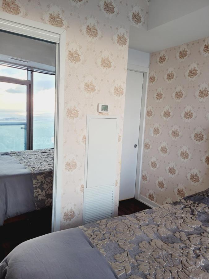Two Bd Cn Tower And Lake Ontario View Toronto Extérieur photo