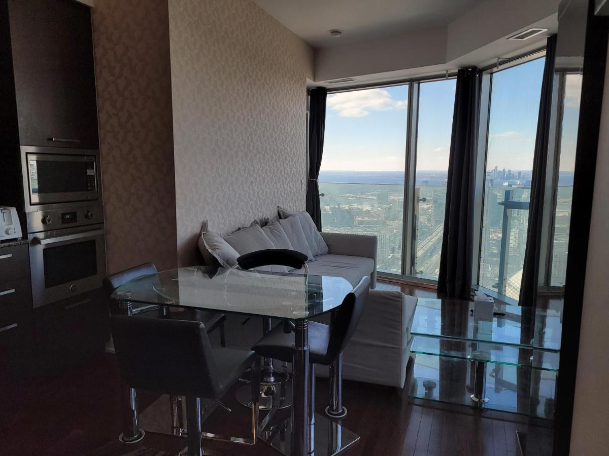 Two Bd Cn Tower And Lake Ontario View Toronto Extérieur photo