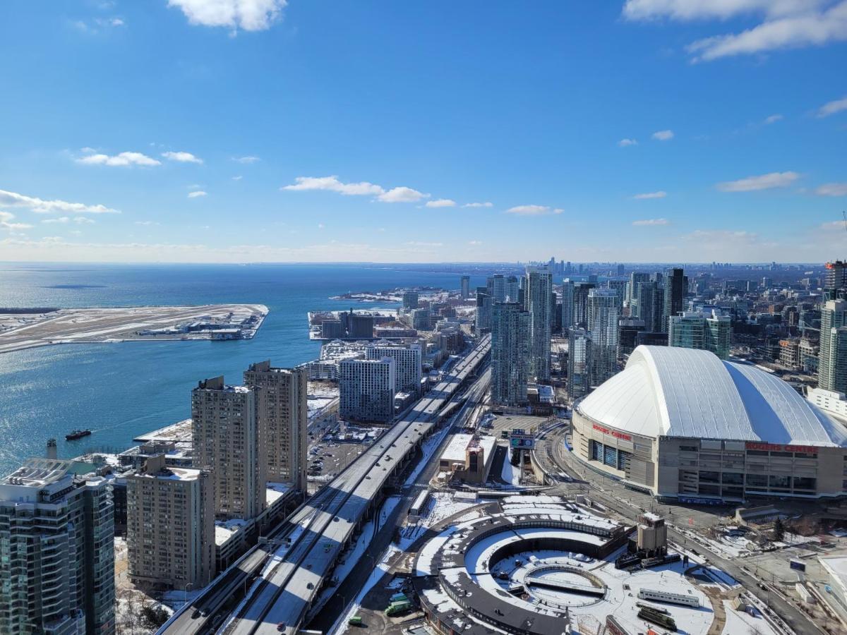 Two Bd Cn Tower And Lake Ontario View Toronto Extérieur photo