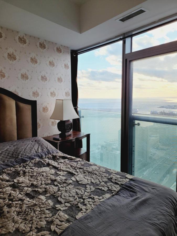 Two Bd Cn Tower And Lake Ontario View Toronto Extérieur photo