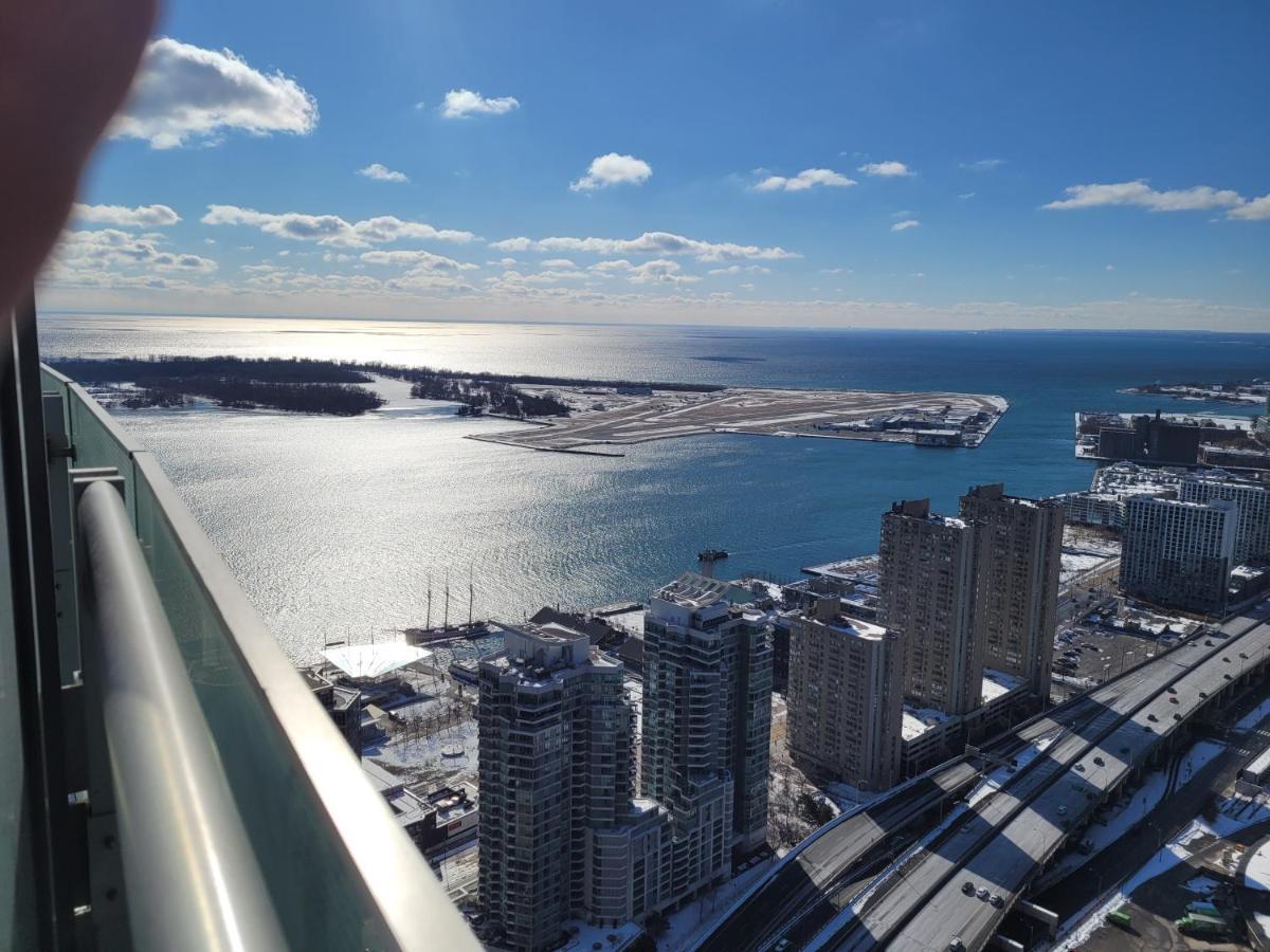 Two Bd Cn Tower And Lake Ontario View Toronto Extérieur photo